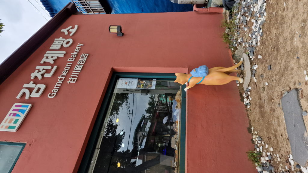 Gamcheon Bakery mit Katzen-Statue
