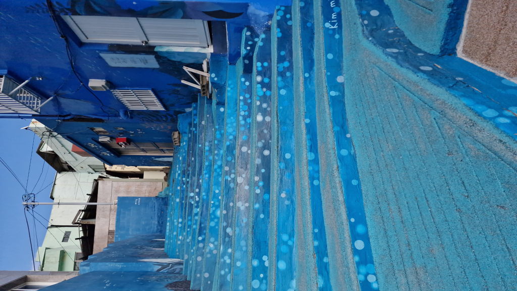 Blaue bemalte Treppe mit Wassertropfen Muster