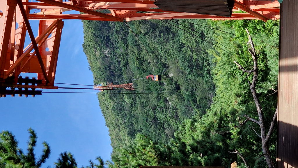 Orangefarbener Seilbahnmast Geumgang Park Busan