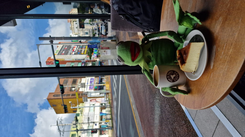 Kermit mit Kaffee und Kuchen bei Tom N Toms Coffee Jeju