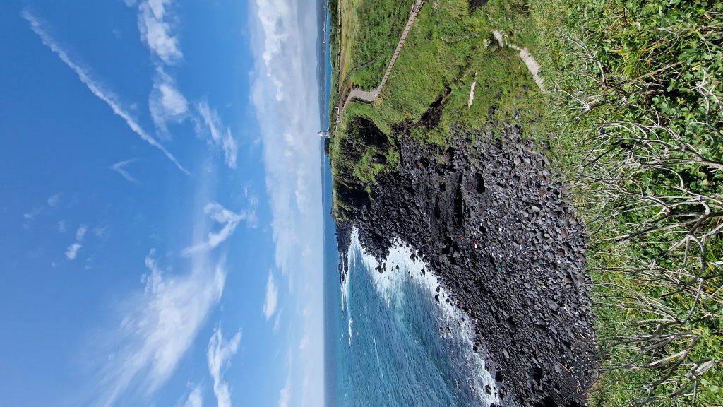 Küstenpfad mit Leuchtturm Jeju