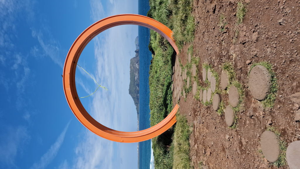 Orangener Ring Kunstinstallation Seongsan Jeju mit Insel