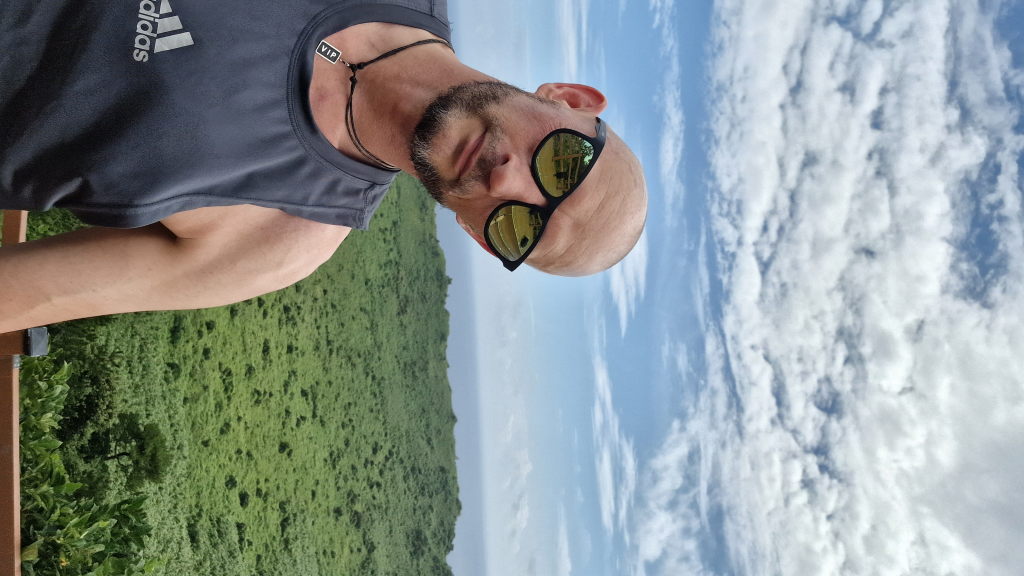 Nahaufnahme Selfie mit grünem Krater Jeju