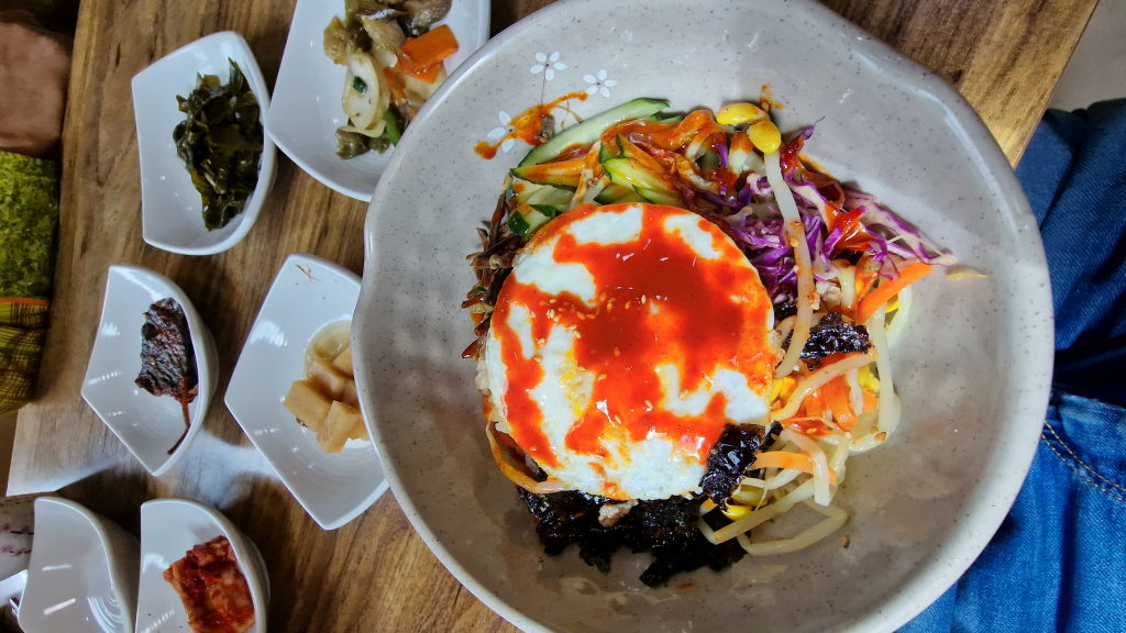 Bibimbap mit Beilagen Jeju Korea