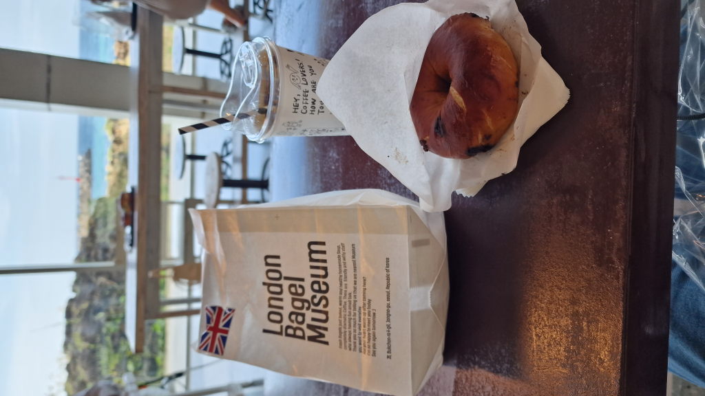 Bagel und Eiskaffee London Bagel Museum Jeju mit Meerblick