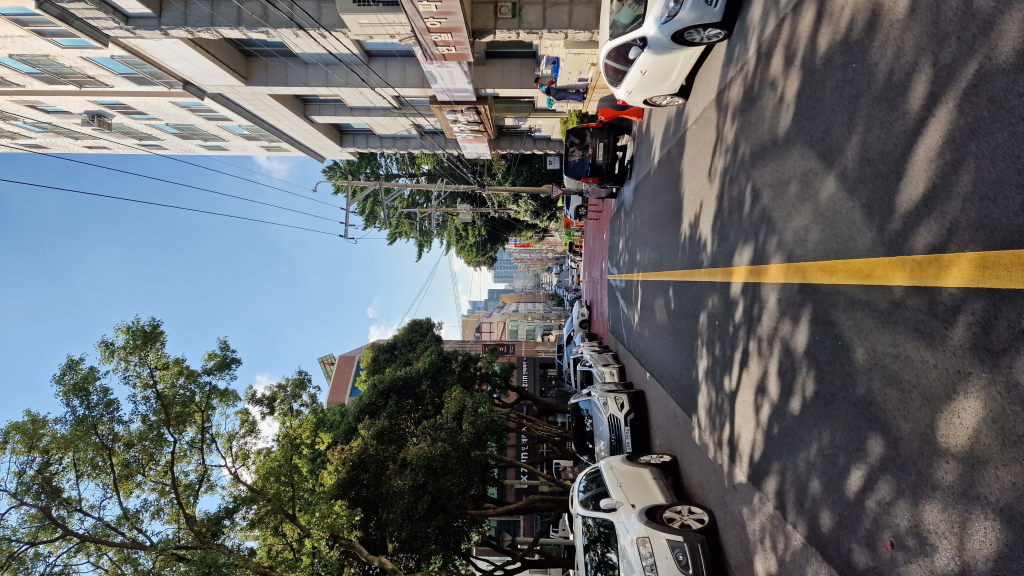 Straße in Jeju Stadt mit gelber Mittellinie