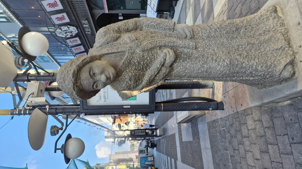 Haenyeo Statue in der Fußgängerzone Jeju Stadt