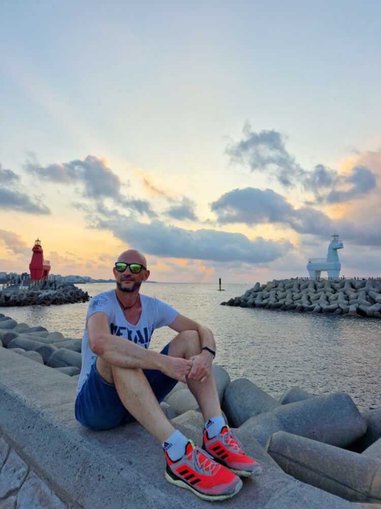 Jeju auf eigene Faust — Dampflok, Haenyeo und zwei Leuchttürme im Abendlicht