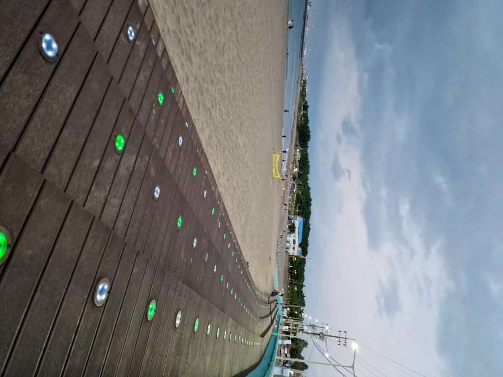 Grüner Fluss in Lavafelsschlucht Jeju Cheonjiyeon