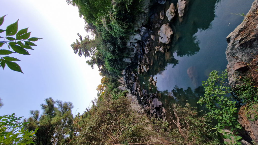 Zwei Dol-hareubang Steinstatuen auf Weg Jeju Abendlicht