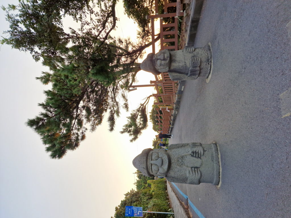Zwei Dol-hareubang im Park auf Kopfsteinpflaster Jeju