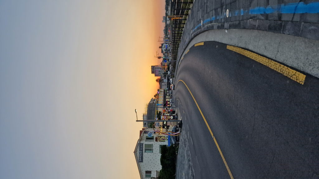 Holzpromenade mit LED-Bodenlichtern am Strand Jeju bewölkt
