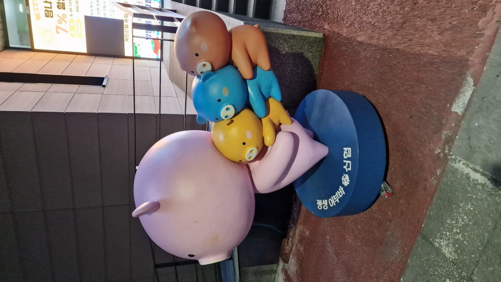 Bunte Schweinchen-Skulptur nachts Jeju Stadt