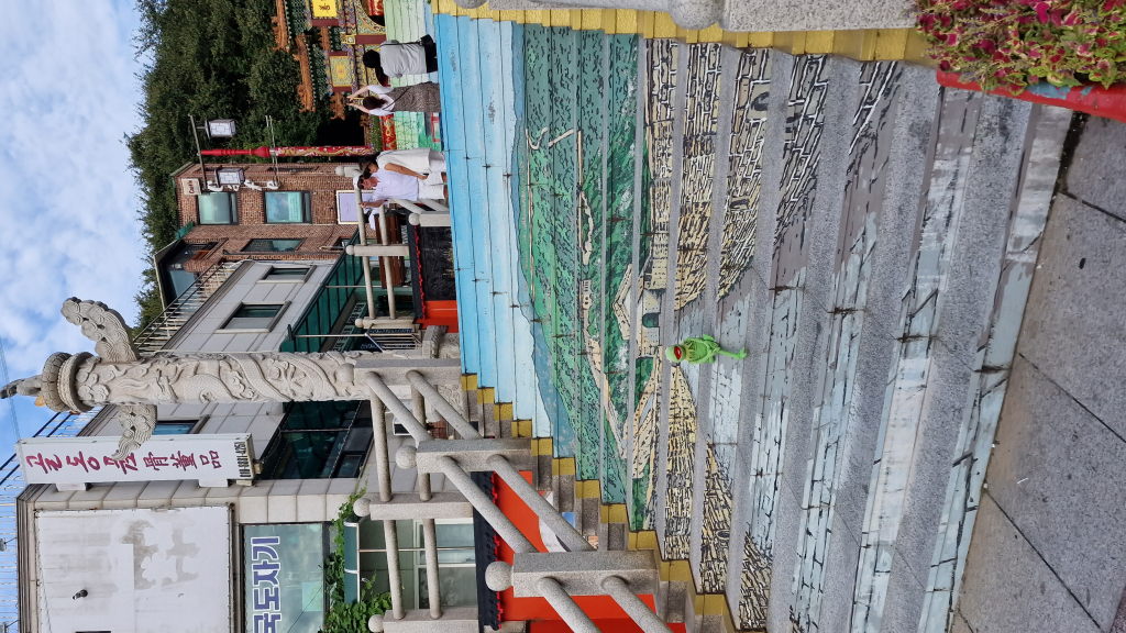 Kermit sitzt auf Treppe mit Chinesische Mauer Motiv Incheon