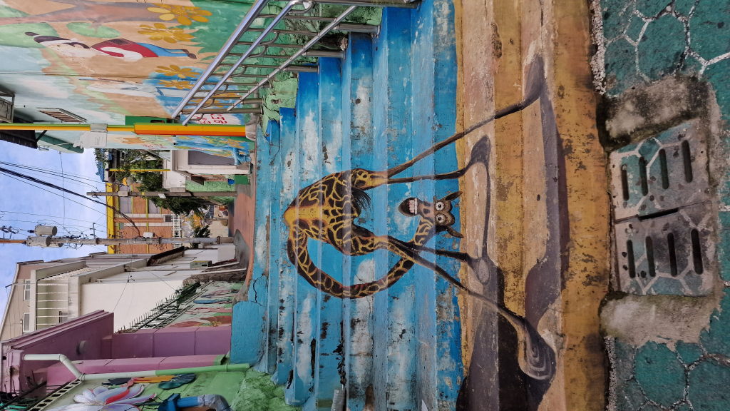 Blaue Treppe mit Giraffe Wandbild Märchendorf Incheon