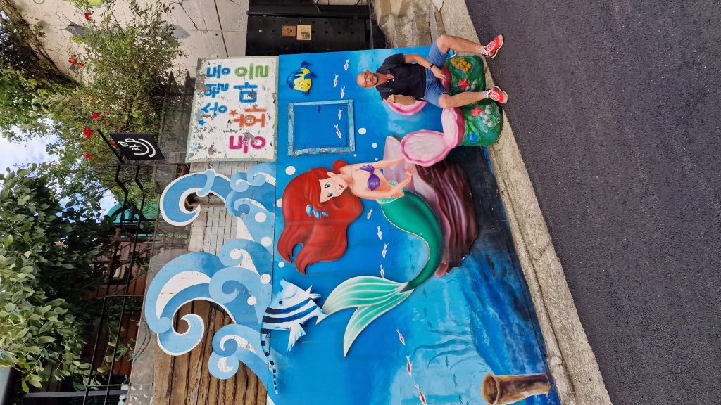 Selfie vor Arielle Wandbild Märchendorf Songwol-dong Incheon