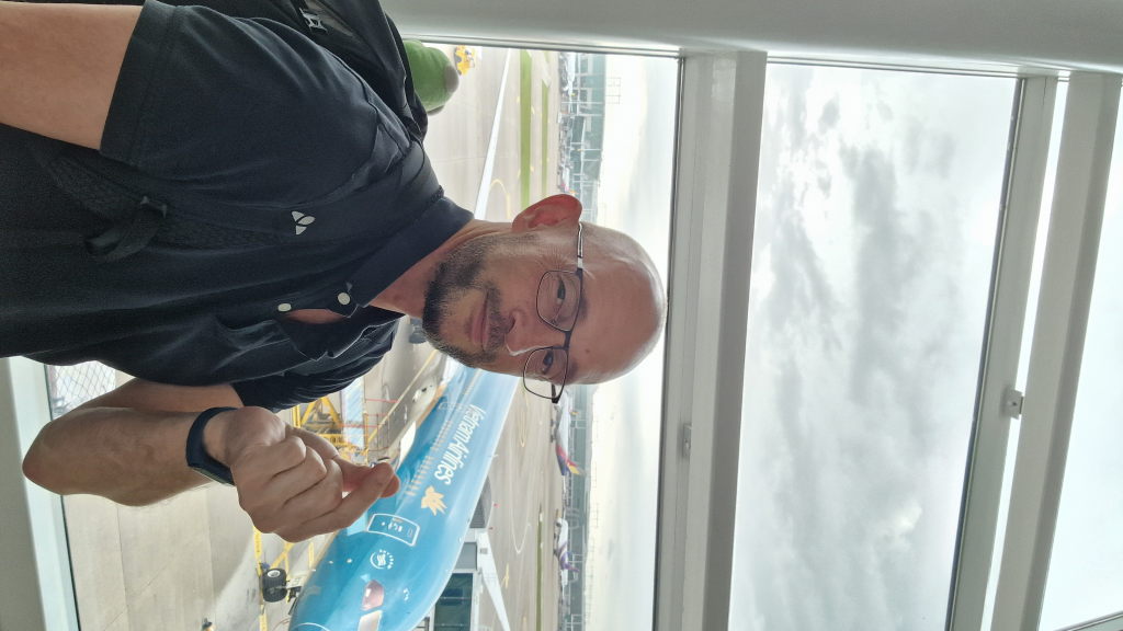 Selfie mit Korea-Herz am Incheon Airport Vietnam Airlines im Hintergrund