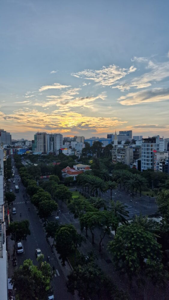 Saigon in einer Nacht — Pagoden, Mopeds und ein Frosch mit Luftballons