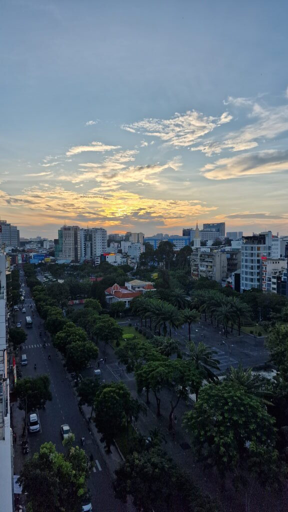 Saigon in einer Nacht — Pagoden, Mopeds und ein Frosch mit Luftballons