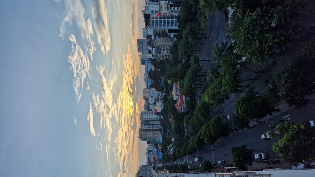 Sonnenuntergang über Ho-Chi-Minh-Stadt vom Hotelzimmer