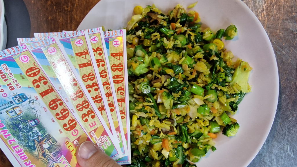 Gebratener Reis mit Gemüse und vietnamesische Lotterielose HCMC