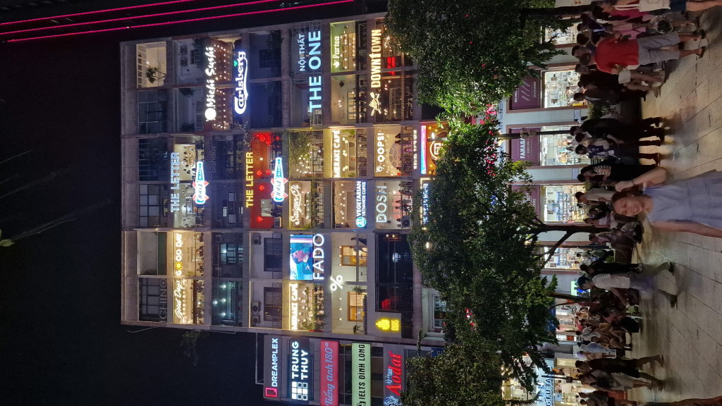 Nguyen Hue Walking Street bei Nacht HCMC Hochhaus mit Bars und Restaurants