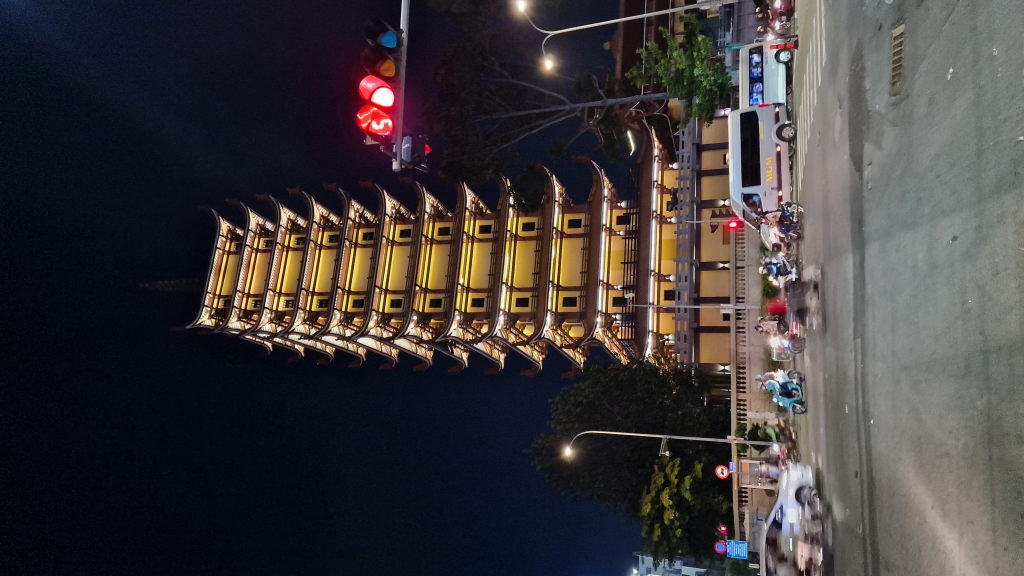 Beleuchtete Pagode bei Nacht Ho-Chi-Minh-Stadt Kreuzung