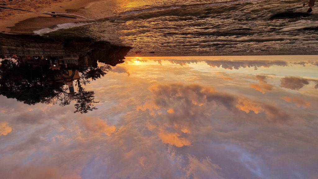 Weiter Blick auf den Strand und Tempel bei Sonnenuntergang, Phu Quoc