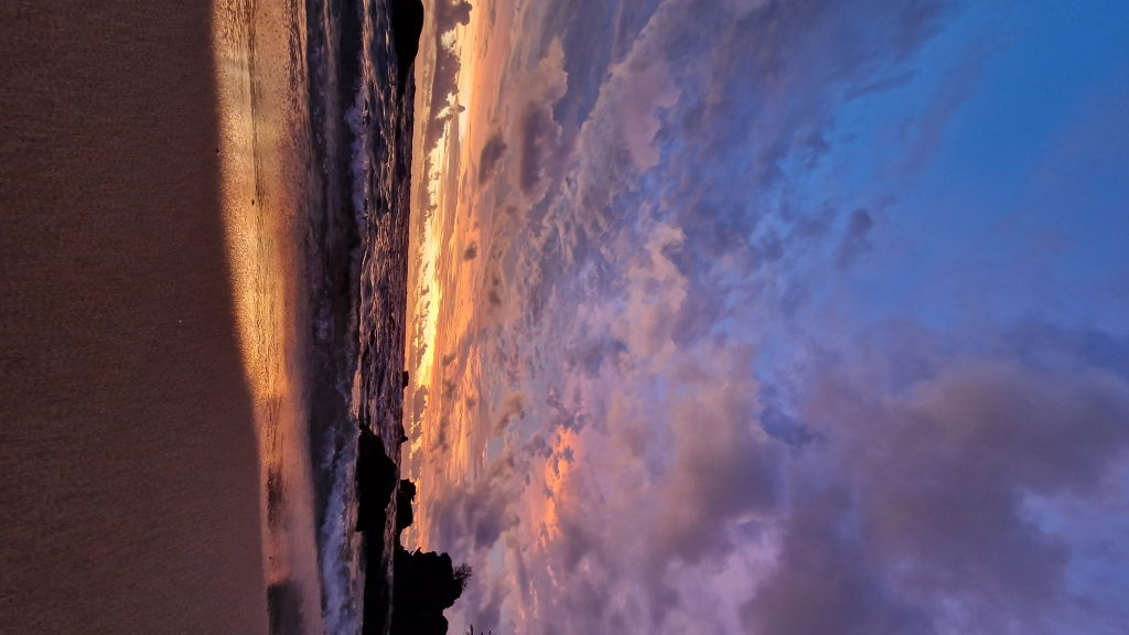 Violett-orangefarbener Abendhimmel über dem Strand von Phu Quoc