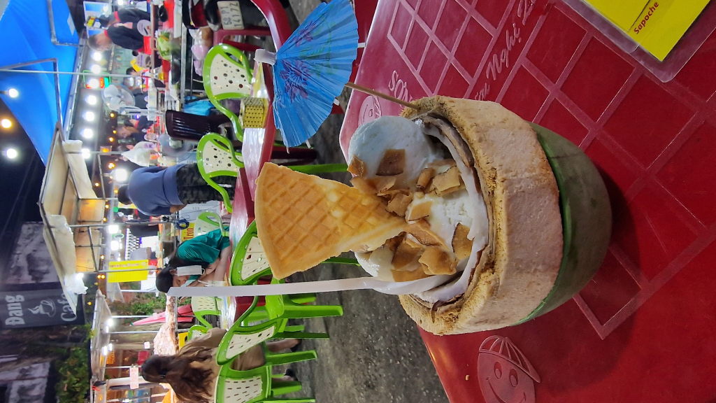 Kokoseis serviert in einer echten Kokosnuss auf dem Nachtmarkt Phu Quoc