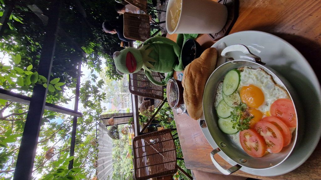 Frühstück in der Mixed Bakery Phu Quoc: Spiegeleier in Pfanne, Baguette, Kermit sitzt dabei