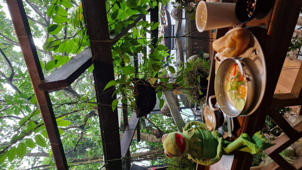 Innenraum der Mixed Bakery mit vielen Rattanlampen