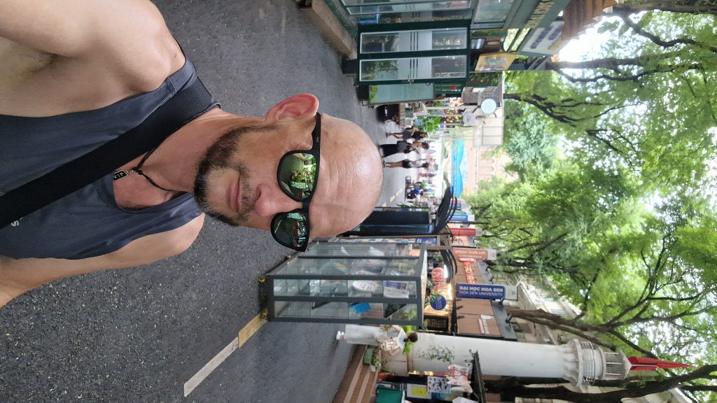 Selfie auf der Buchstraße Đường Sách in HCMC unter Bäumen