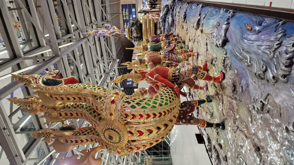 Monumentale hinduistische Skulpturengruppe im Suvarnabhumi Airport Bangkok