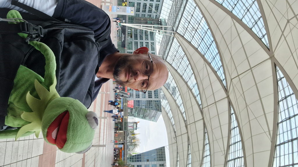 Selfie mit Kermit am Münchner Flughafen unter dem charakteristischen Glasdach