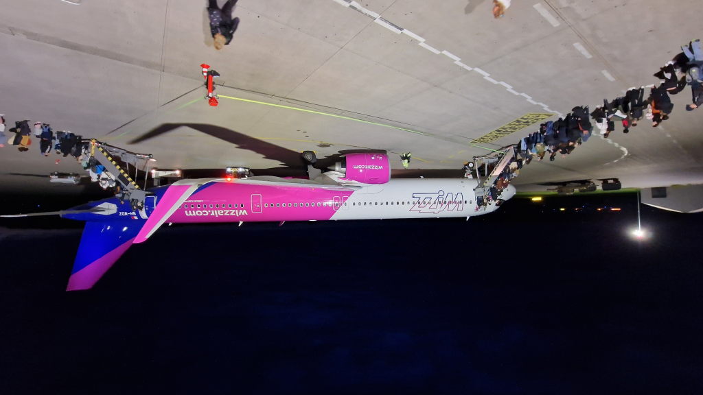 Wizz Air Flugzeug nachts auf dem Vorfeld in Memmingen