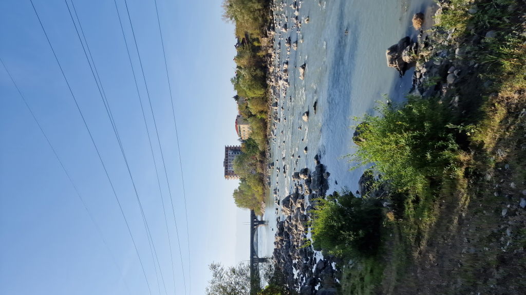 Fluss Rioni in Kutaisi mit Brücke und Gebäuden