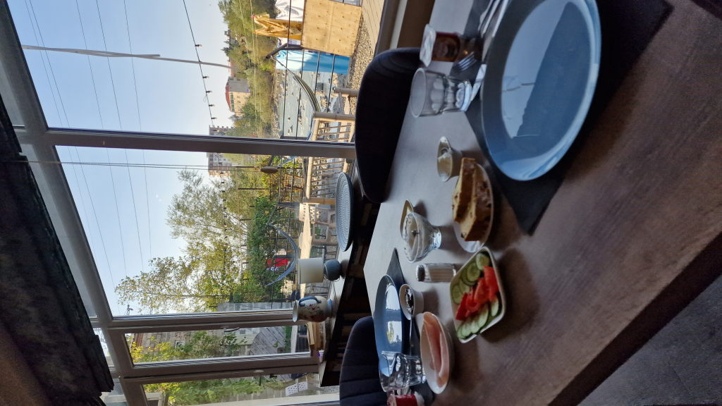 Georgisches Frühstück mit Blick auf den Fluss