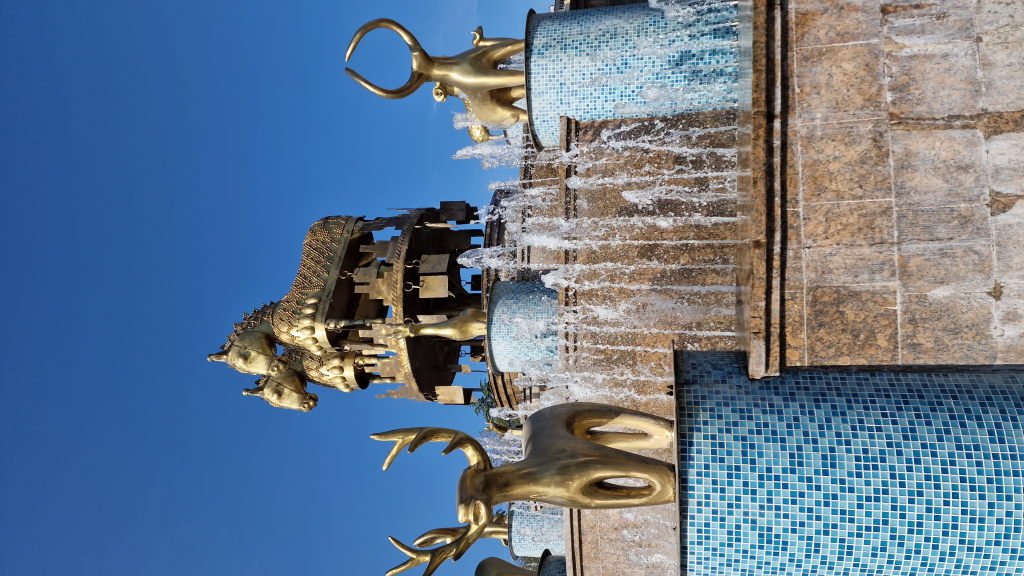 Goldener Kolchis-Brunnen mit Pferdeskulptur in Kutaisi