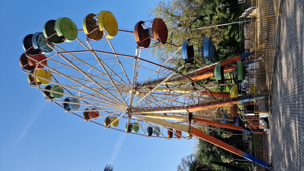 Altes rostiges Riesenrad im Stadtpark Kutaisi