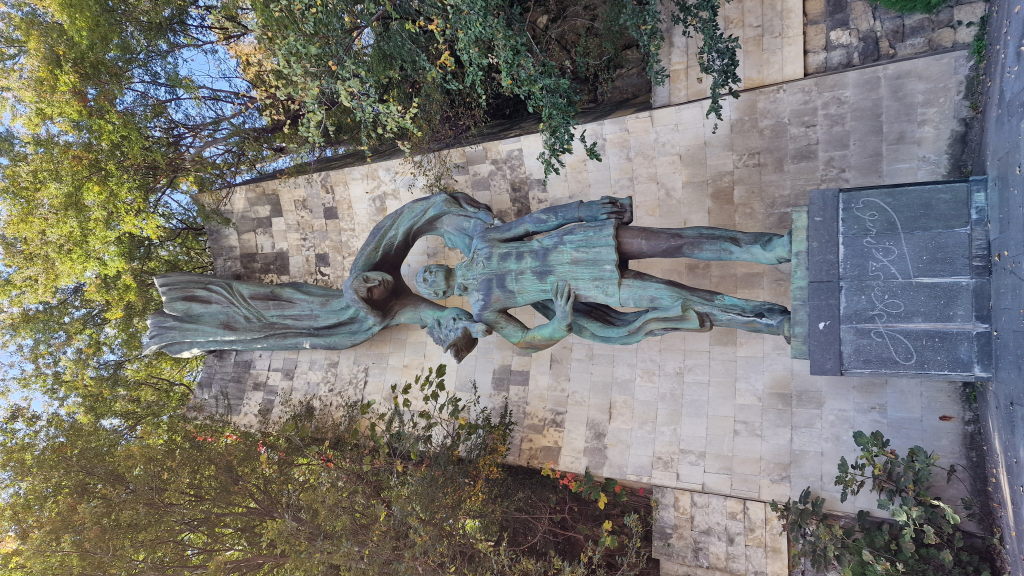 Bronzestatue im Park von Kutaisi