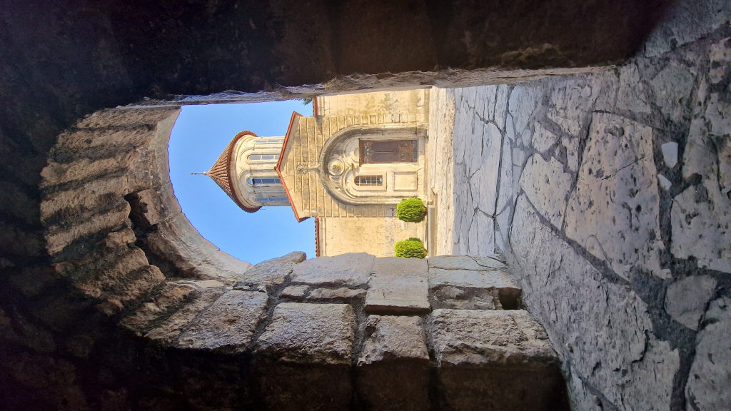 Blick durch Steinbogen auf Kirche in Gelati
