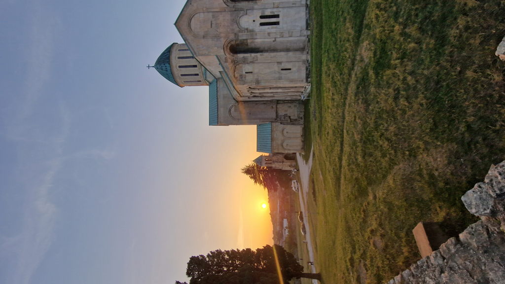 Bagrati-Kathedrale bei Sonnenuntergang in Kutaisi