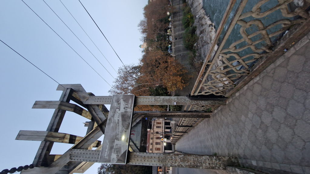Alte Eisenbrücke über den Rioni in Kutaisi am Abend