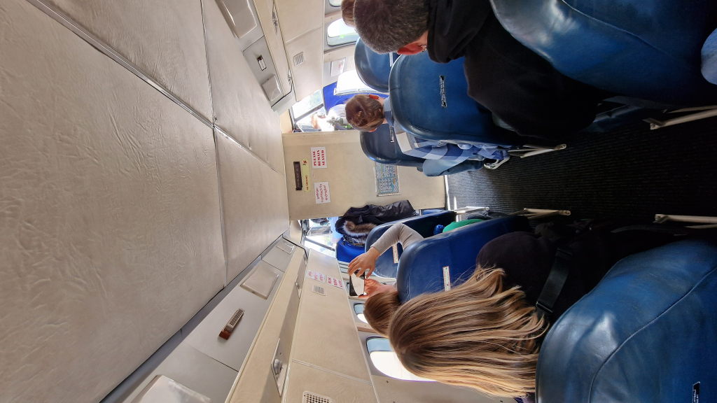 Innenraum einer kleinen Propellermaschine mit blauen Ledersitzen