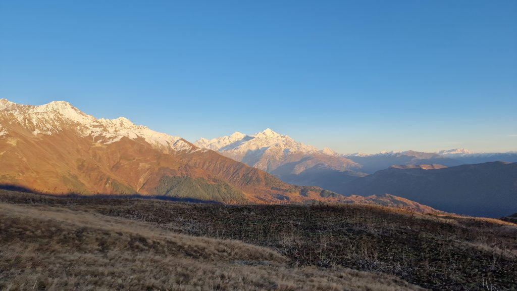 Abendliches Bergpanorama des Kaukasus über Mestia im Querformat