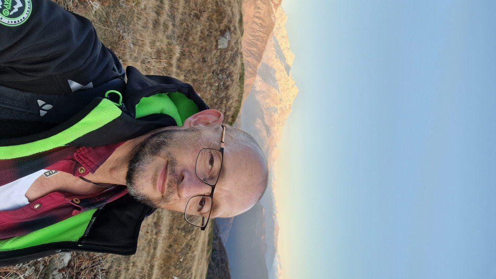 Selfie vor Kaukasus-Bergpanorama im Abendlicht über Mestia