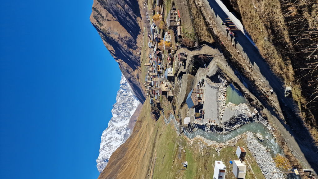 Ushguli von oben: Dorf, Fluss und Shkhara-Massiv