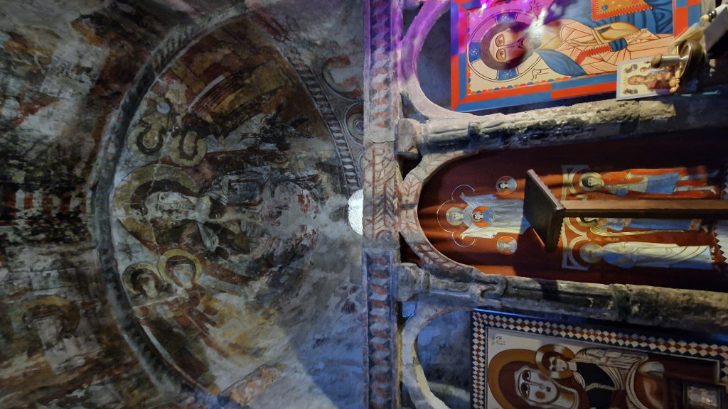 Mittelalterliche Fresken und Ikonen in einer Kirche in Ushguli