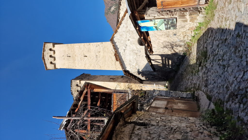 Gepflasterte Gasse in Mestia mit hohem mittelalterlichem Svan-Wehrturm